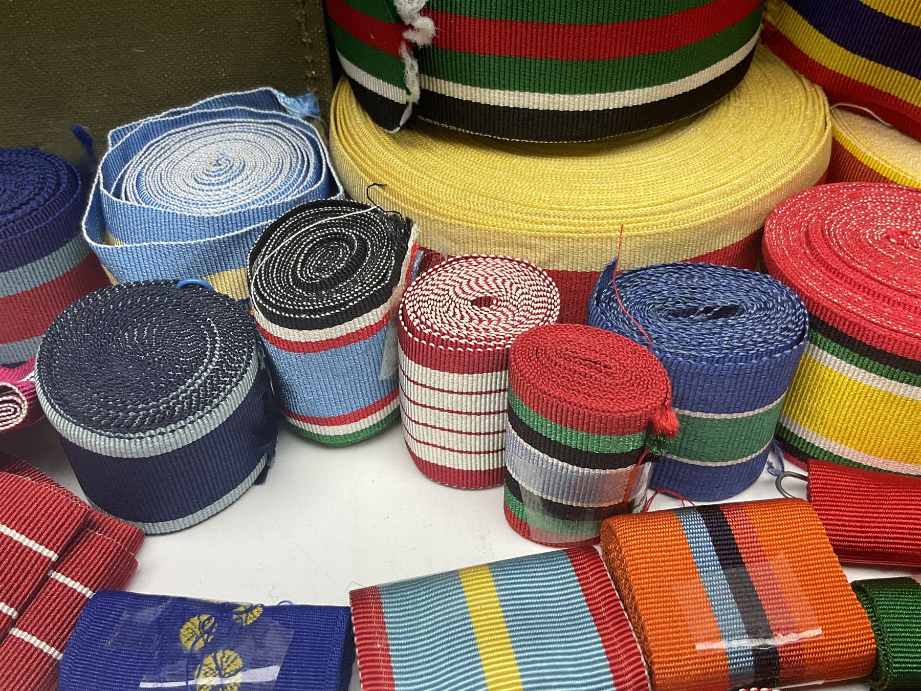 Modern Armor Ribbons Quantity of modern medal ribbons in various length roll | Militaria | 81908