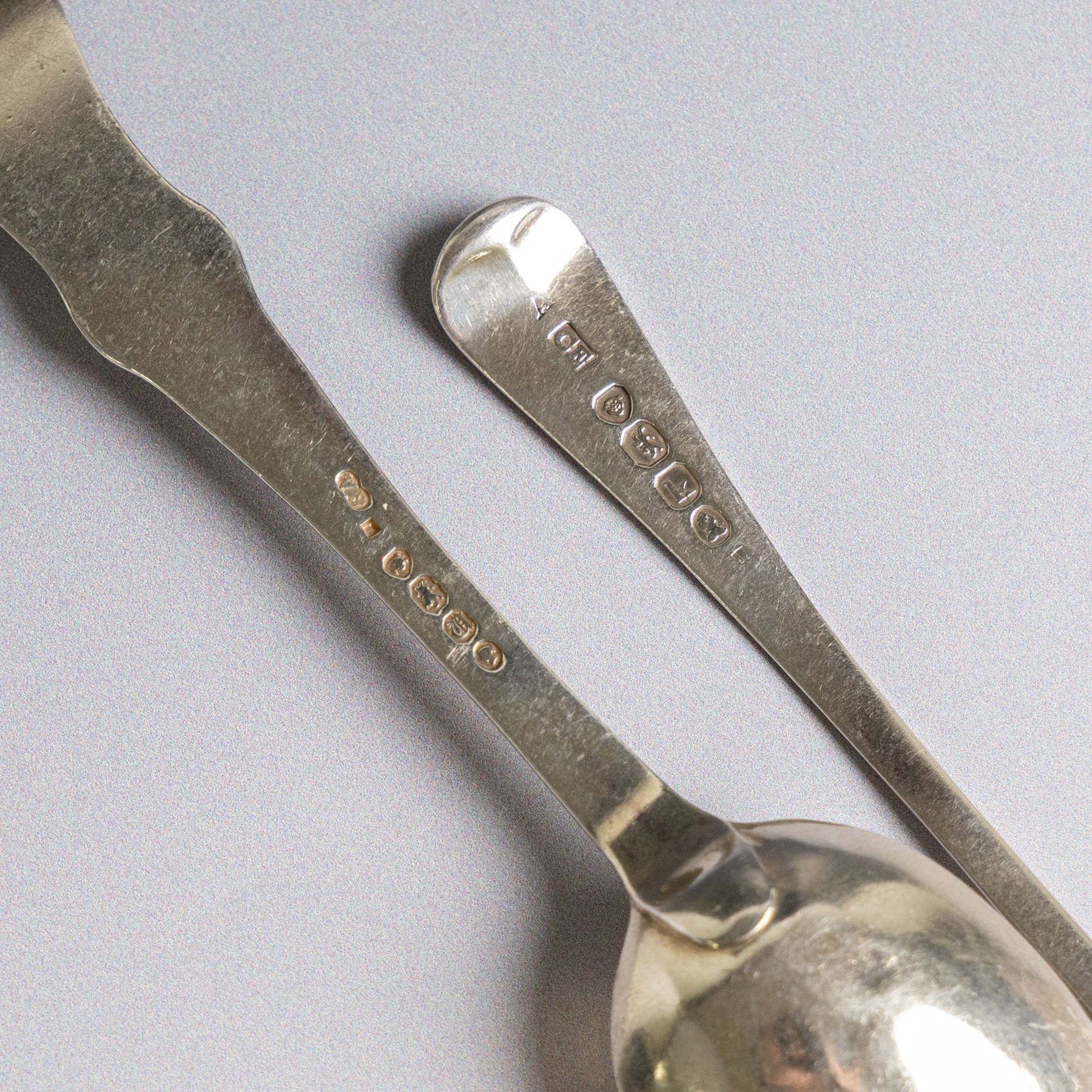 Twenty-one silver teaspoons, comprising set of six 1920s coffee spoons, set of three Kings pattern teaspoons, etc, all hallmarked
