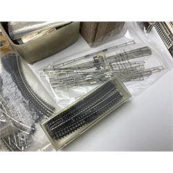 Marklin mini-club 'Z' gauge - quantity of predominantly boxed track including 8505 straights, 8530 curves, 8561 points, 8939 signals, 8591, 8507, 8510, 8564 etc; conductor wire sections with 8911 supports; short lengths, cross-overs, switches and other accessories