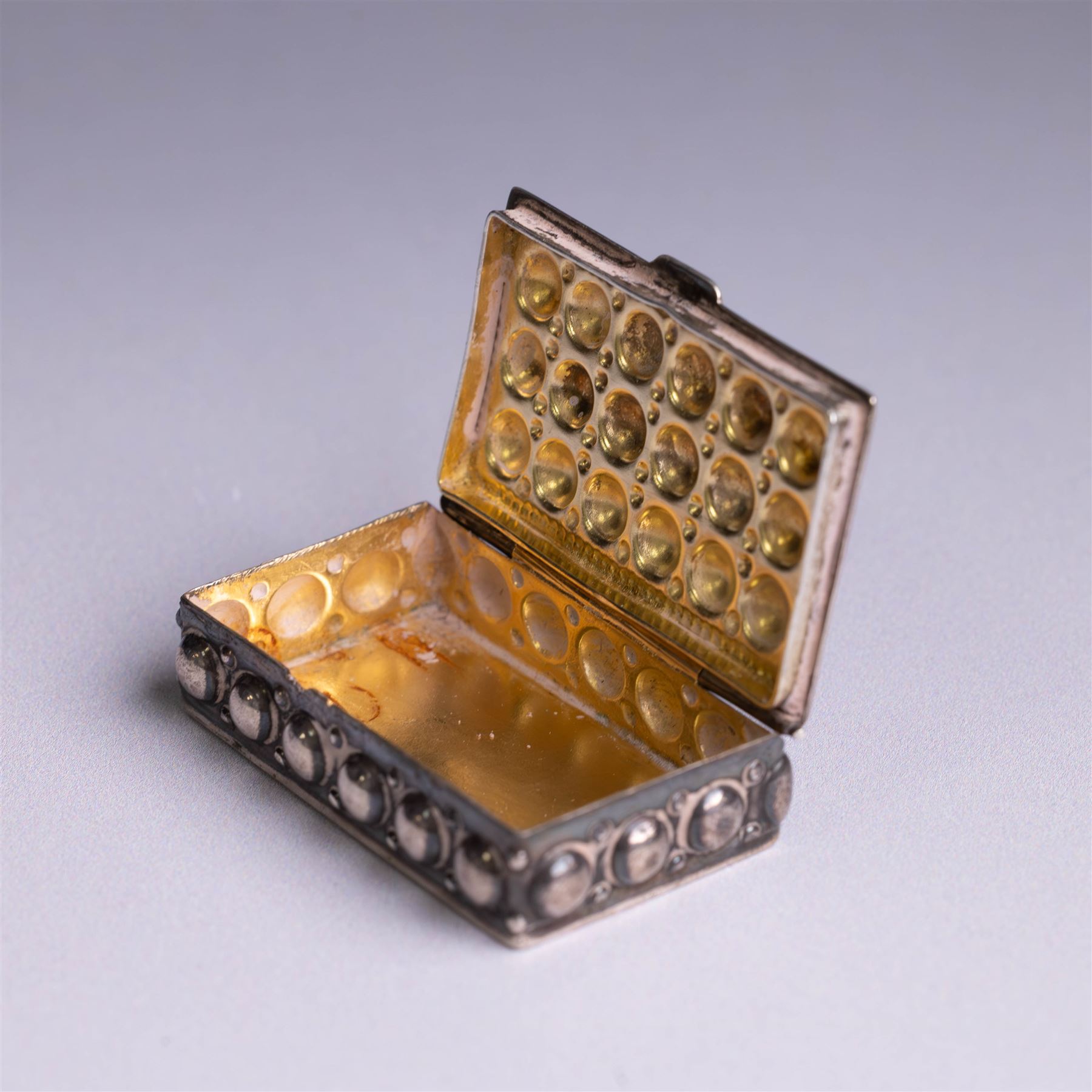 Modern silver snuff box, of rectangular form decorated in relief with bead decoration, with import marks for RR, London 1975, W4cm