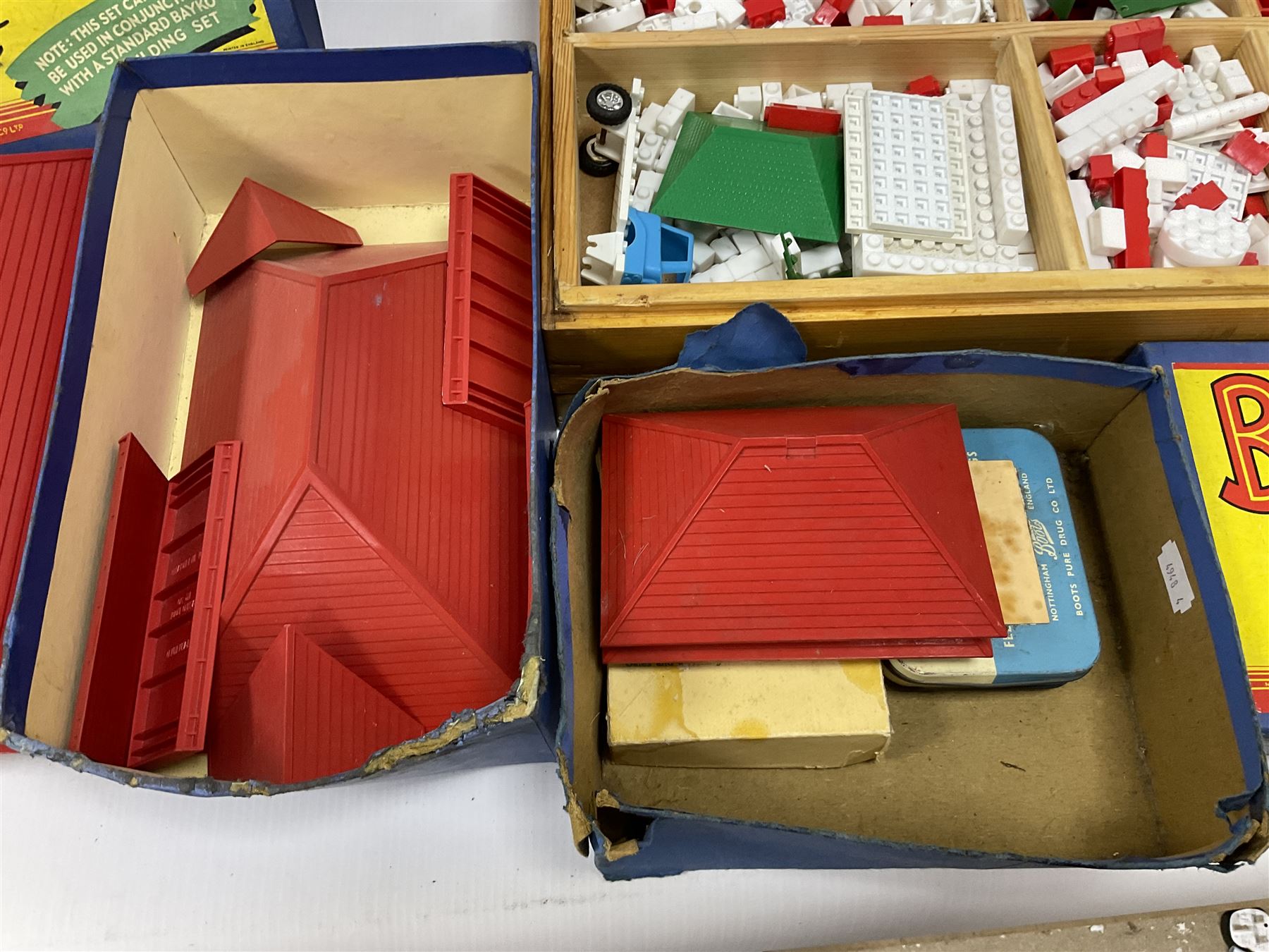 Large quantity of 1950s Bayko construction components, some in original boxes