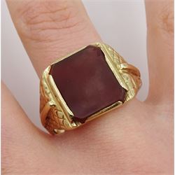 9ct gold carnelian signet ring with engraved shoulders, Birmingham 1971