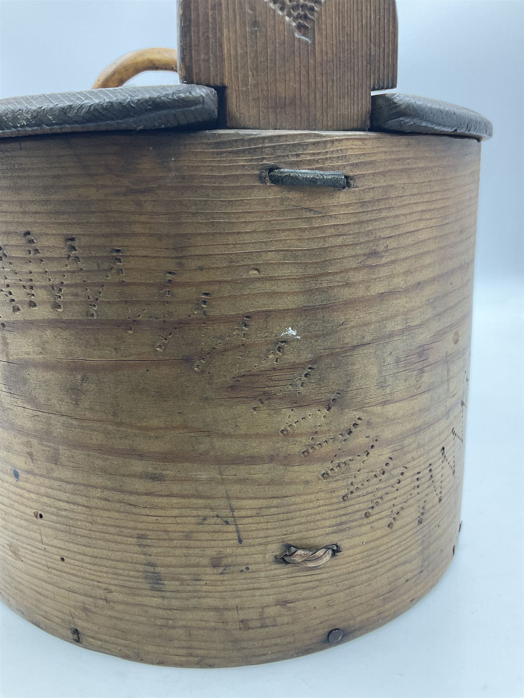 19th century Scandinavian Svepask / Tine box, the pine oval form body with notched posts and conforming lid decorated with Folk Art style pokerwork decoration and single carry handle, L38cm