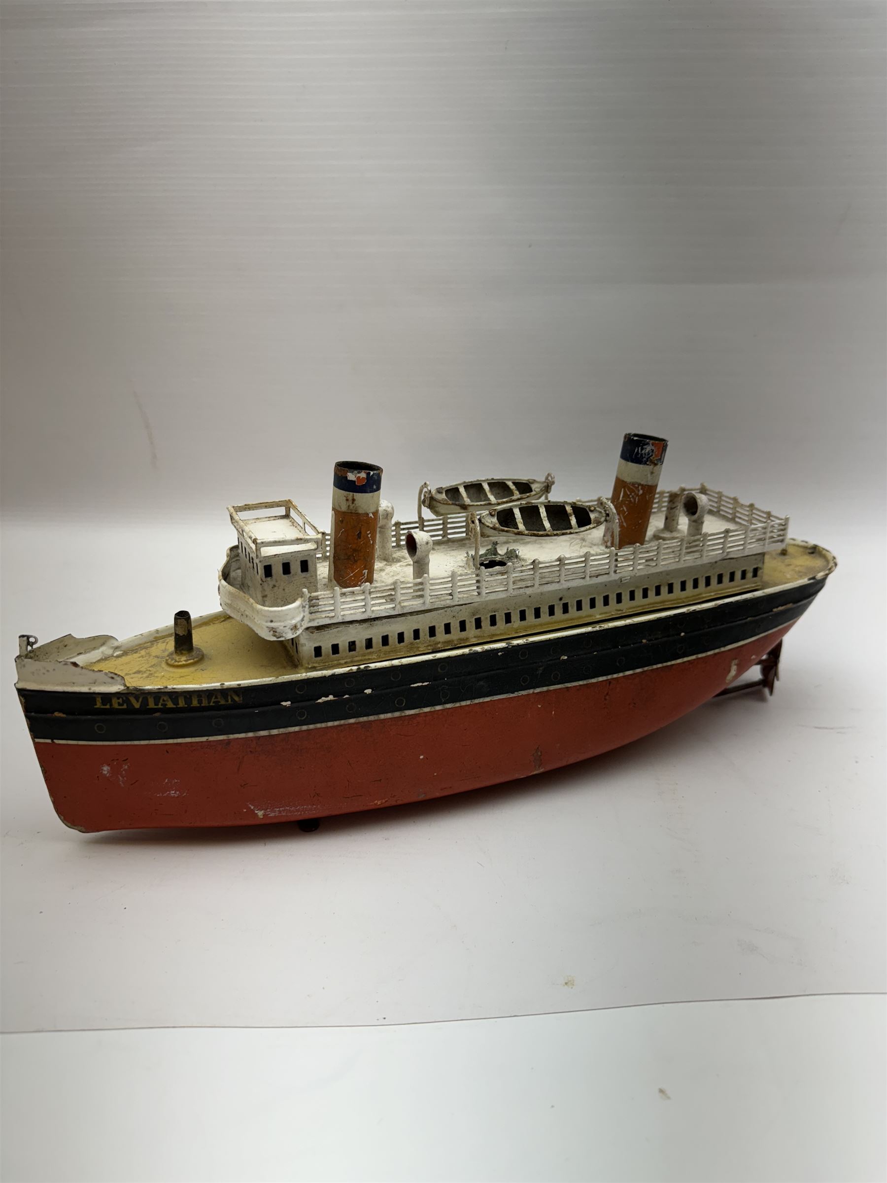 Early 20th century Gebruder Bing tinplate clockwork liner 'Leviathan', model no. B-49, H14.5cm, W37cm