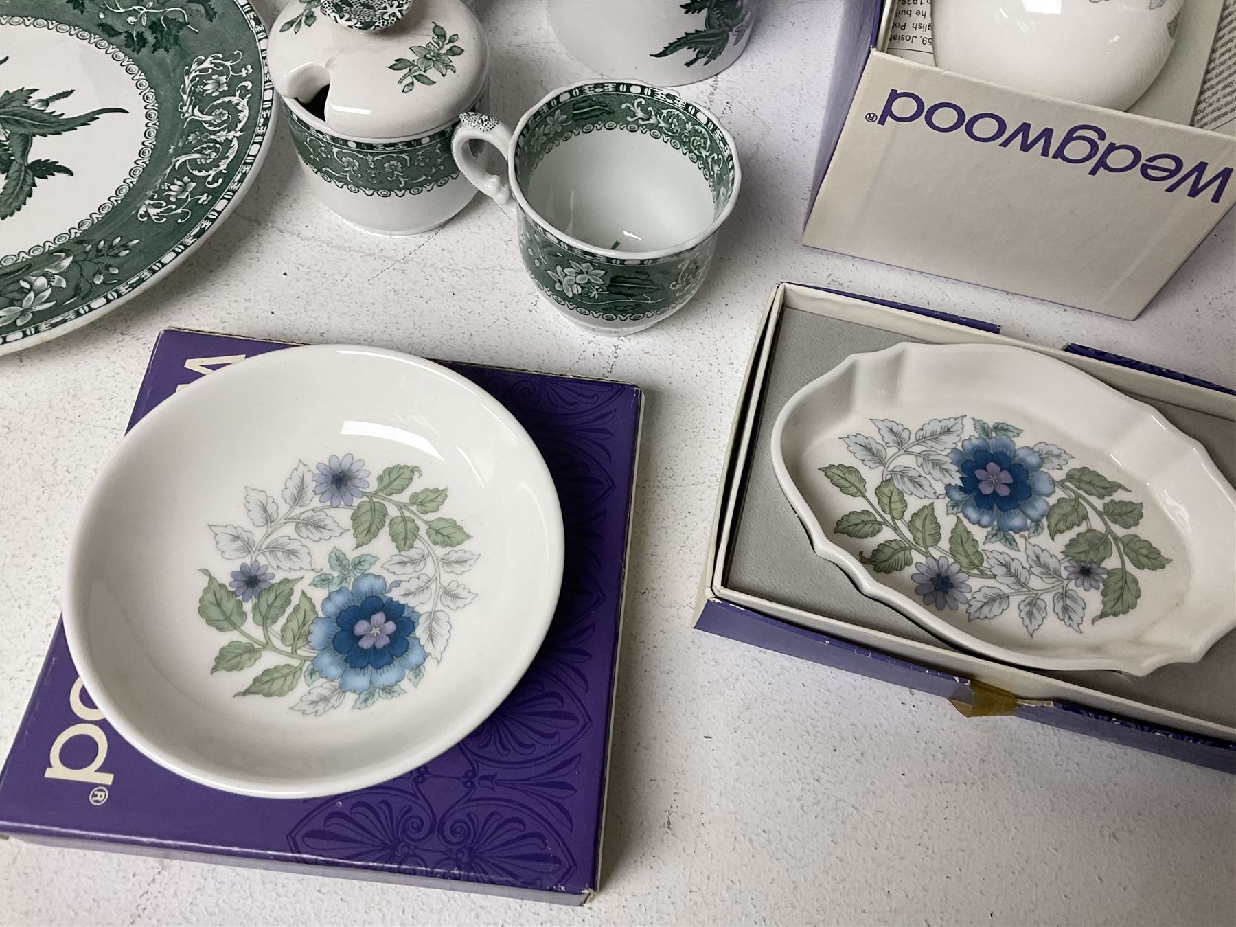 Spode Green Camilla pattern ceramics, together with a Wedgwood Etruscan Dance trinket box, Aynsley Mouse Trap figure, Coalport thatched cottage and a collection of other Wedgwood ceramics, some with boxes