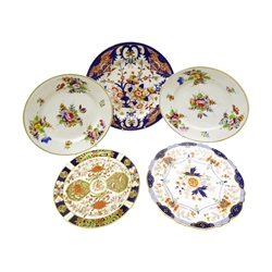  Five 19th century and later Derby plates, three in the Imari pallet and two painted with floral sprays (5)  