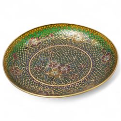 Pierced plique-à-jour dish, the floral decoration dispersed on a green ground, D13cm