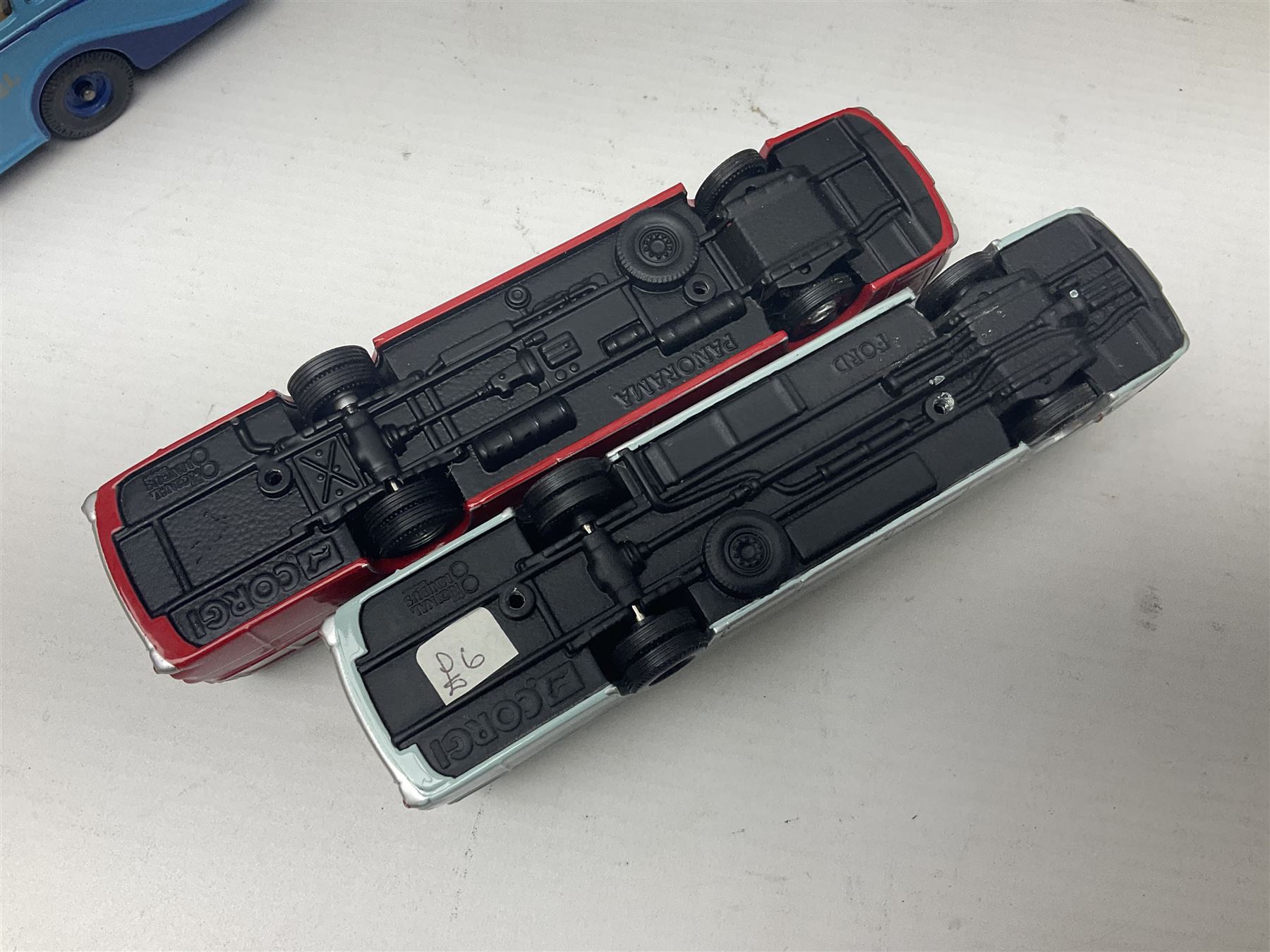 Corgi - twenty-three modern die-cast models of buses and coaches to include 35301, 35303, 35305 and 91916; mostly loose but nine boxed 