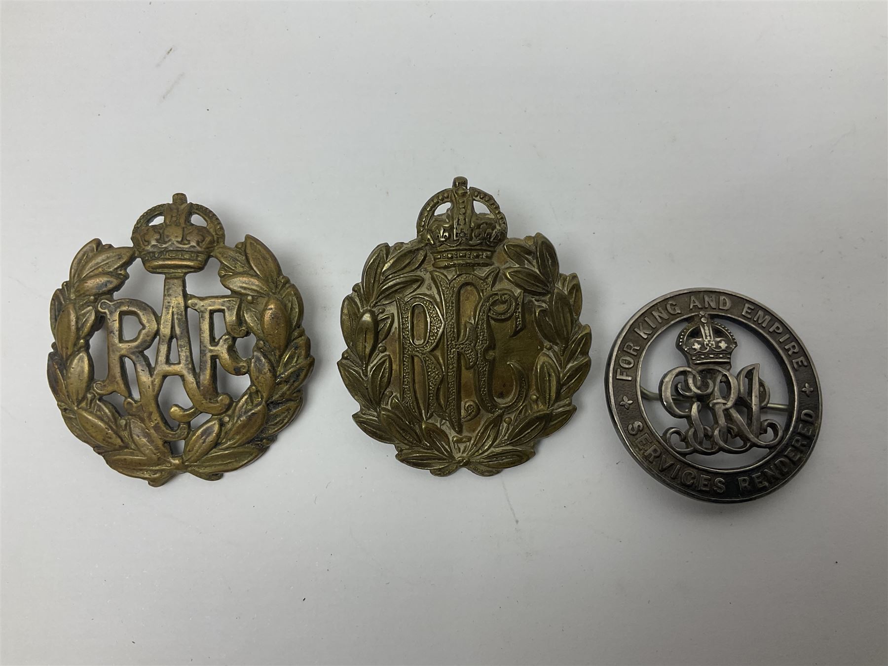 WWI J. Hudson & Co. Birmingham trench whistle dated 1916; WWI British War Medal awarded to 117363 Gnr. N.L. Wright R.A.; Services Rendered badge No.111643; RAF & RFC cap badges etc