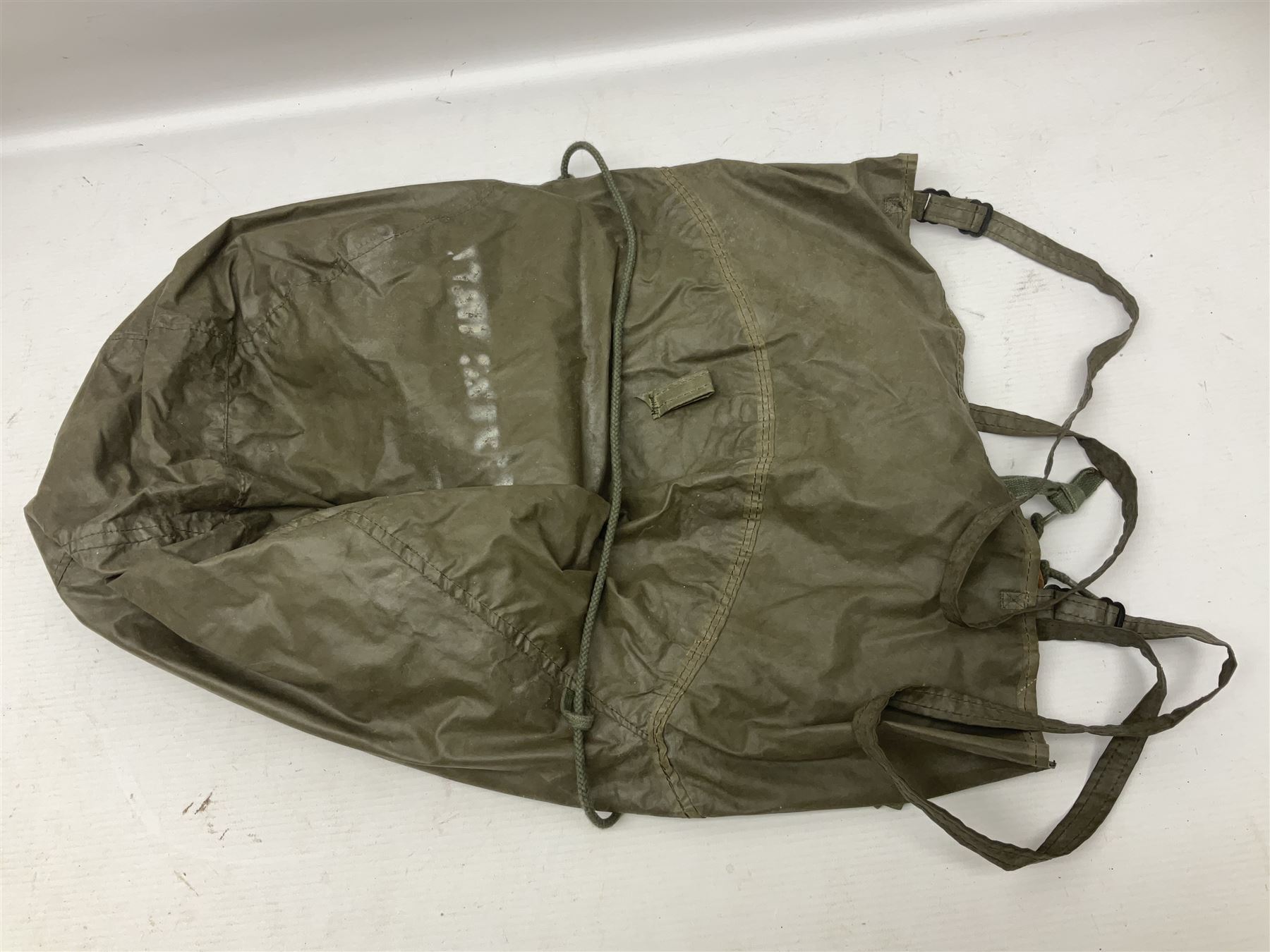 Falklands War - Argentine Special Forces beret with metal badge reputedly taken at Goose Green May 28th 1982 by Cpl. Hudson attached to 2 Para; together with an Argentine Gas Hood (2)