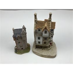 Nineteen Lilliput Lane models from the Scottish Collection, to include John Knox House, Castaway, Pineapple House, etc, all models with original boxes 