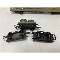 Hornby/Tri-Ang ‘00’ gauge - eight various coaches and eighteen goods wagons; all unboxed (26)