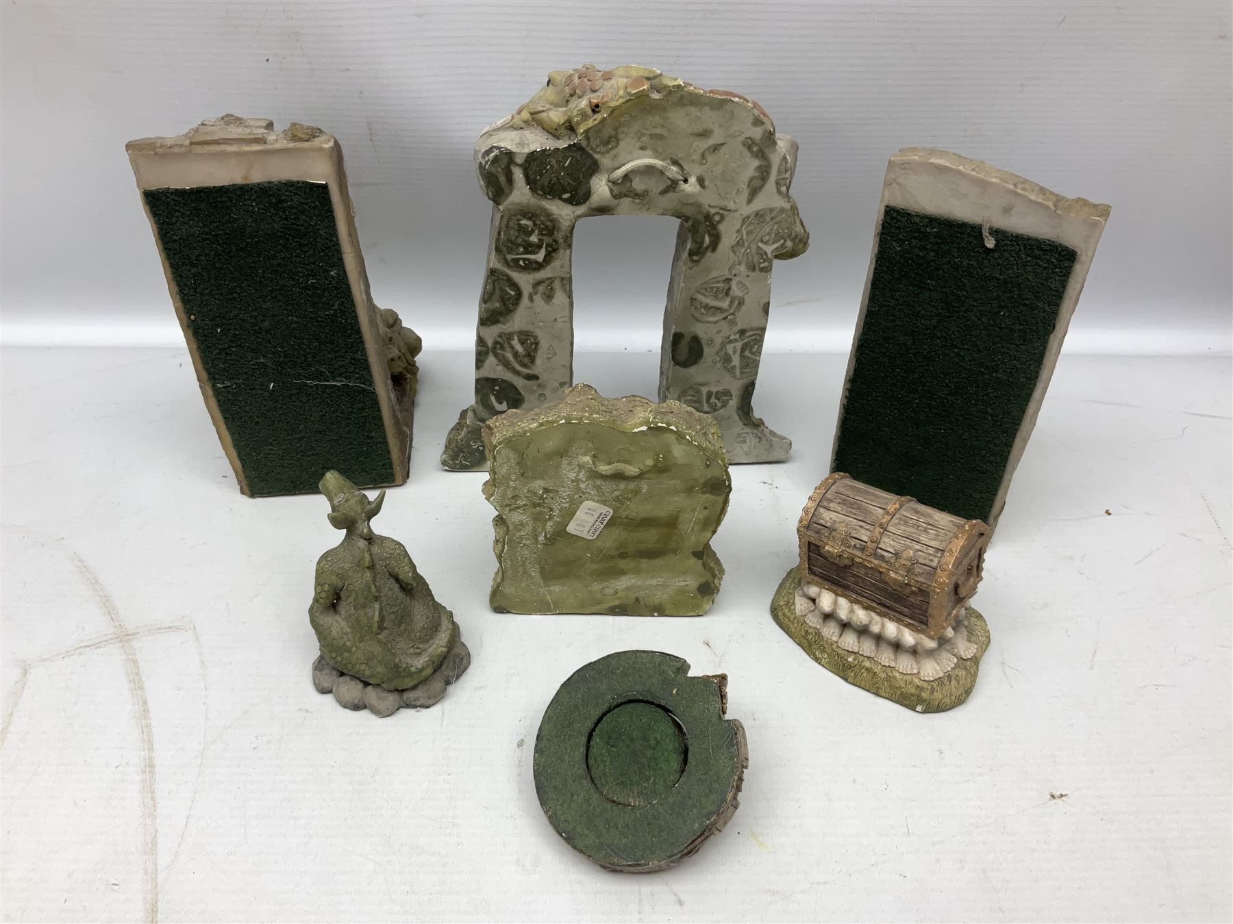 Seven Terry Pratchett Discworld figures by Clarecraft, to include The Luggage DW04M Smugli D990, pair of Home Sweet Home bookends, wall hanging modelled as a dragon upon stone plinth etc, tallest H19cm