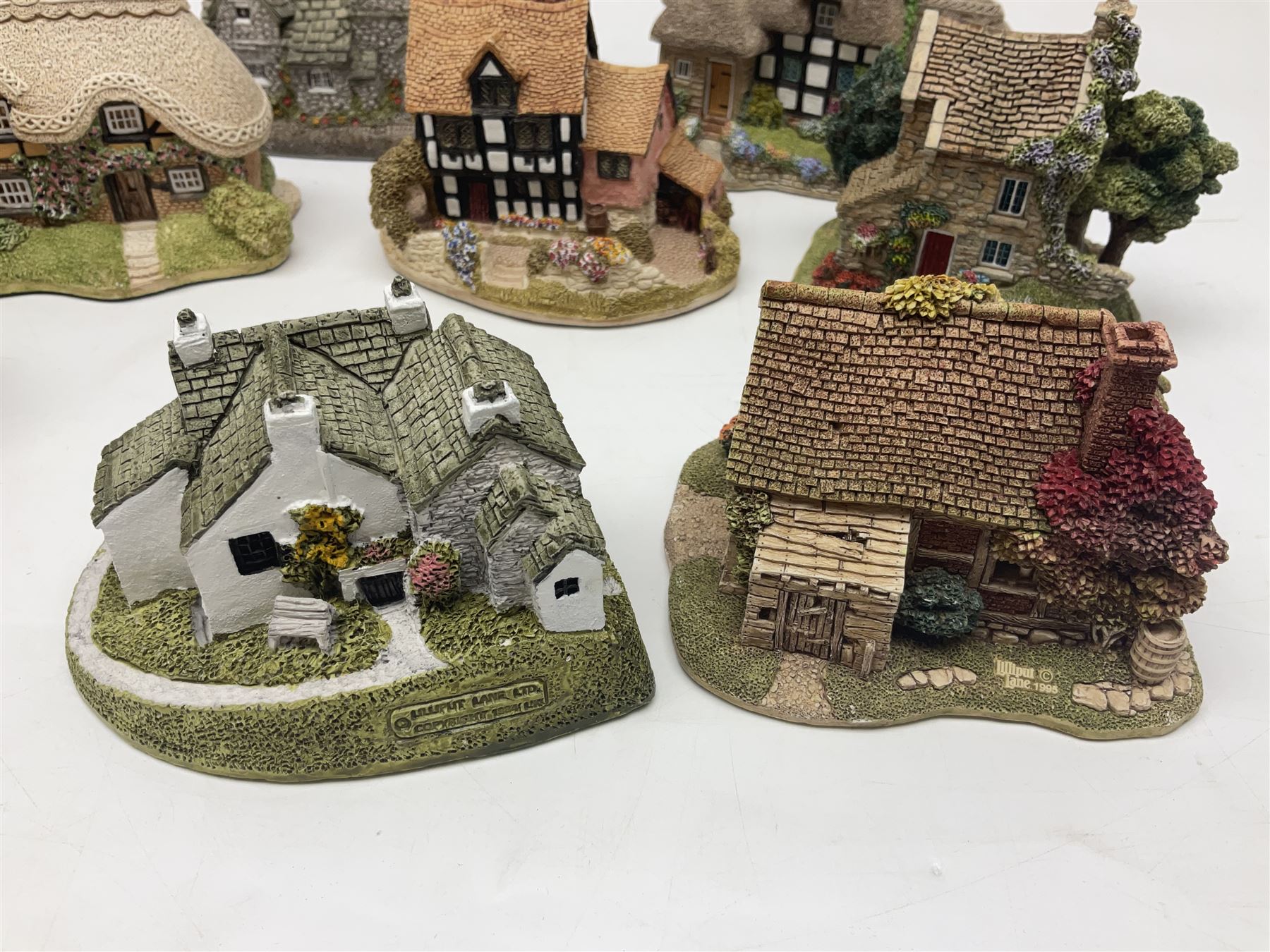Seventeen Lilliput Lane models, to include The Dalesman, Windy Ridge, Cat Coombe Cottage, Granny Smiths, ect, all with deeds and original boxes (17)