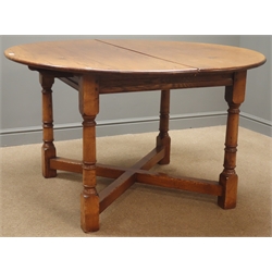  Reproduction oak extending dining table, with additional leaf, turned supports with x-shaped stretcher, H77cm, D130cm - L171cm (with leaf)  