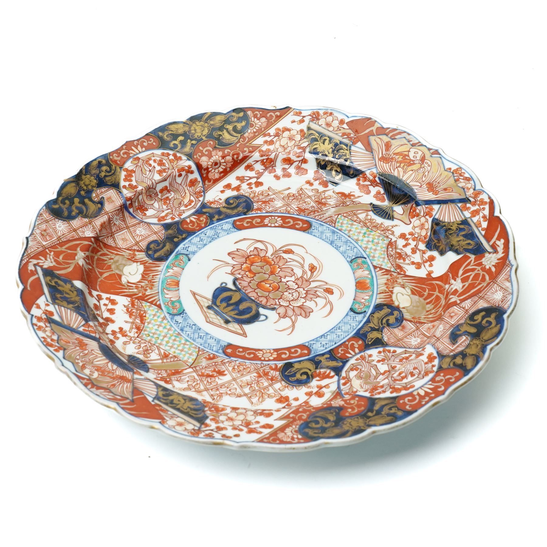 Japanese Meiji period imari charger, painted centrally with vase and floral bouquet, surrounded by fans and traditional motifs, D34cm 