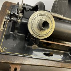 Early 20th century oak cased Edison Standard Phonograph with Model R 4-minute reproducer and brass horn, serial no.572593, last patent date 1905, with cover and cranking handle W33cm