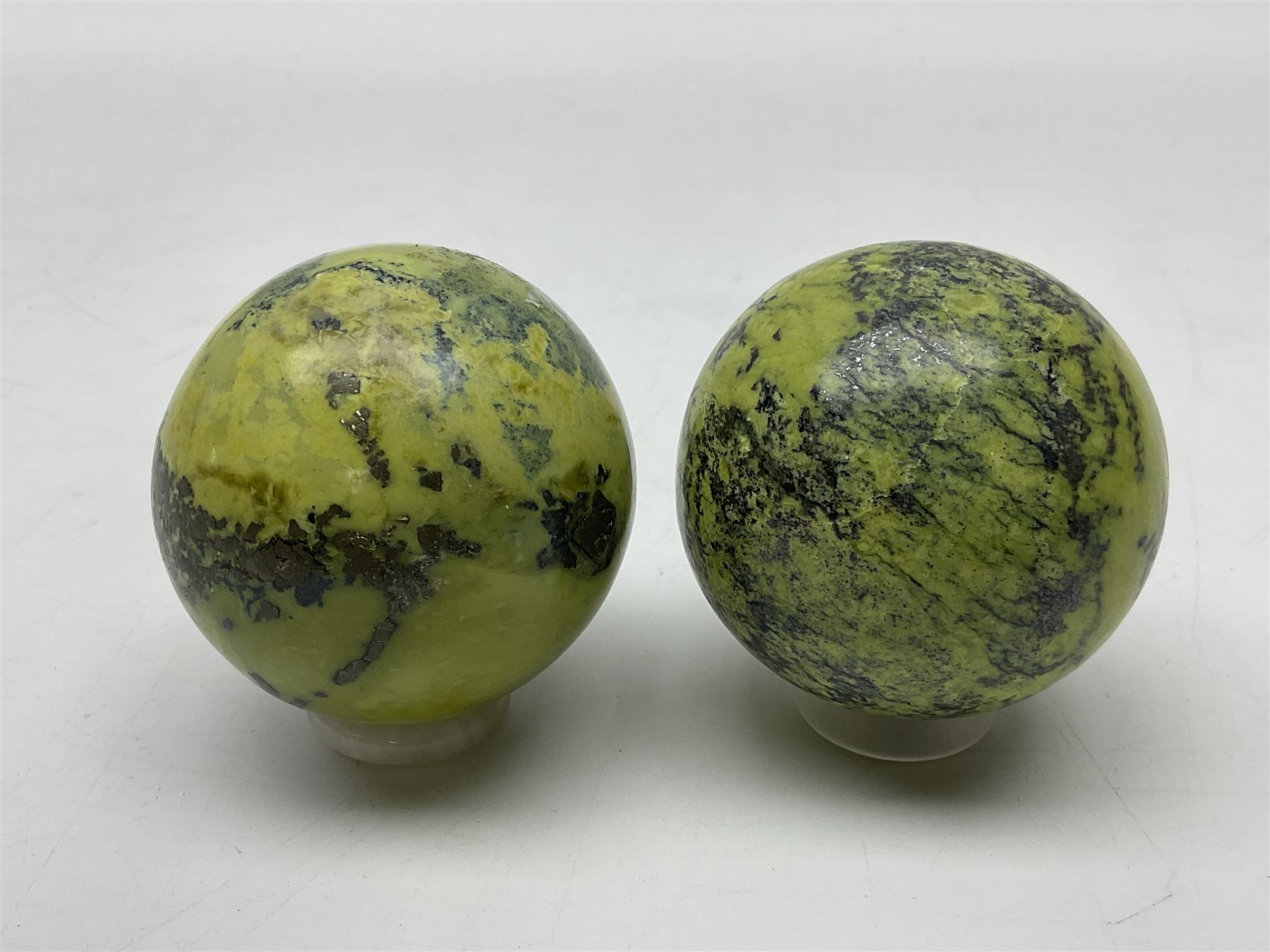 Pair of green serpentine spheres, D6cm