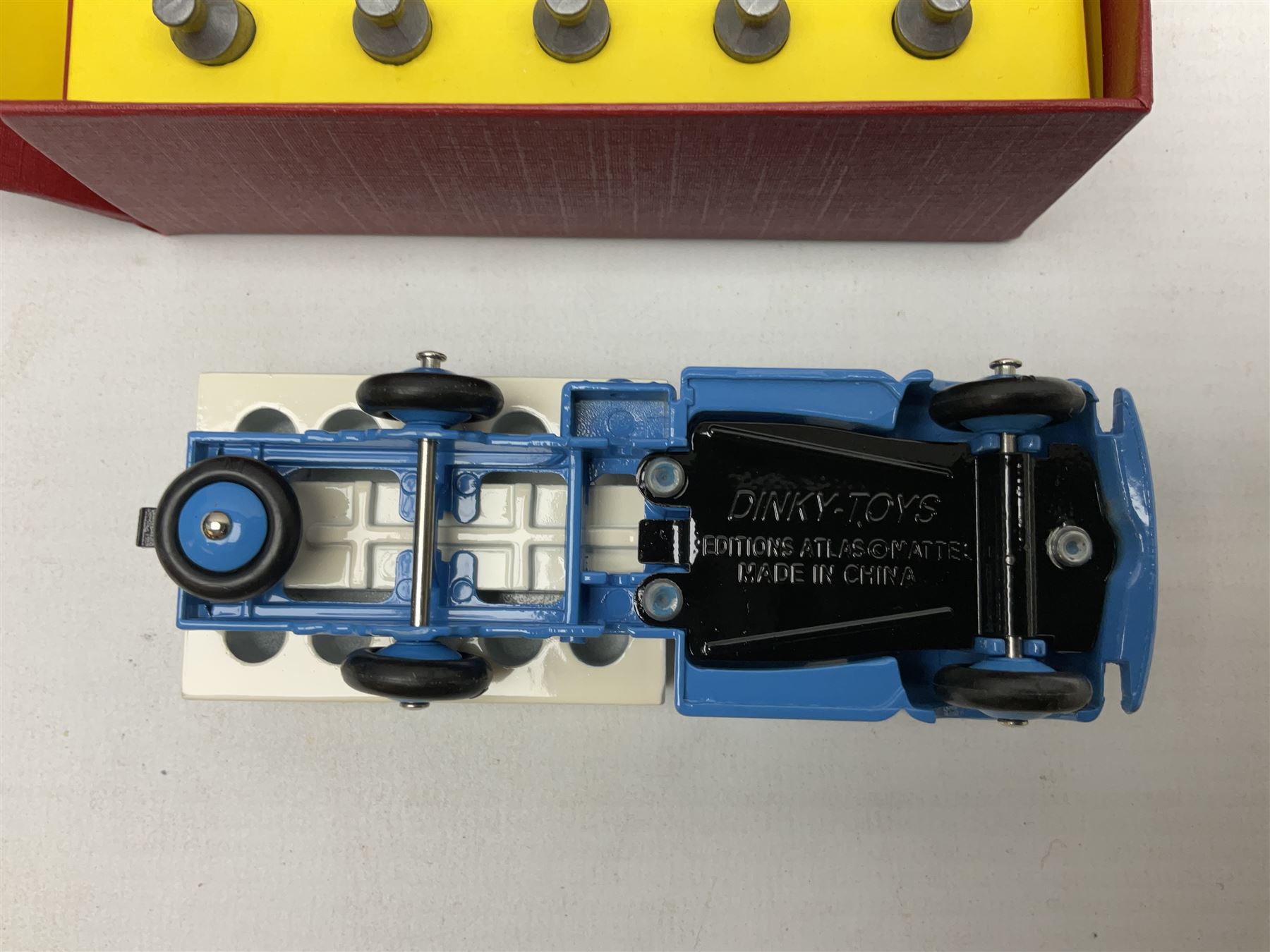 Ten Atlas Dinky die-cast models and accessories including, Bedford TK Tipper no. 435, Austin Wagon no. 412, two Miniatures, 25 O Camion Laiter, 'Panneaux De Signalisation Routiere' and others (10)