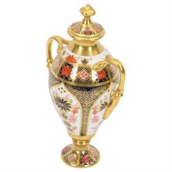 Late 20th century Royal Crown Derby Imari 1128 pattern Tissington vase and cover, of ovoid baluster form with gilt neck and foliate handles, H21cm