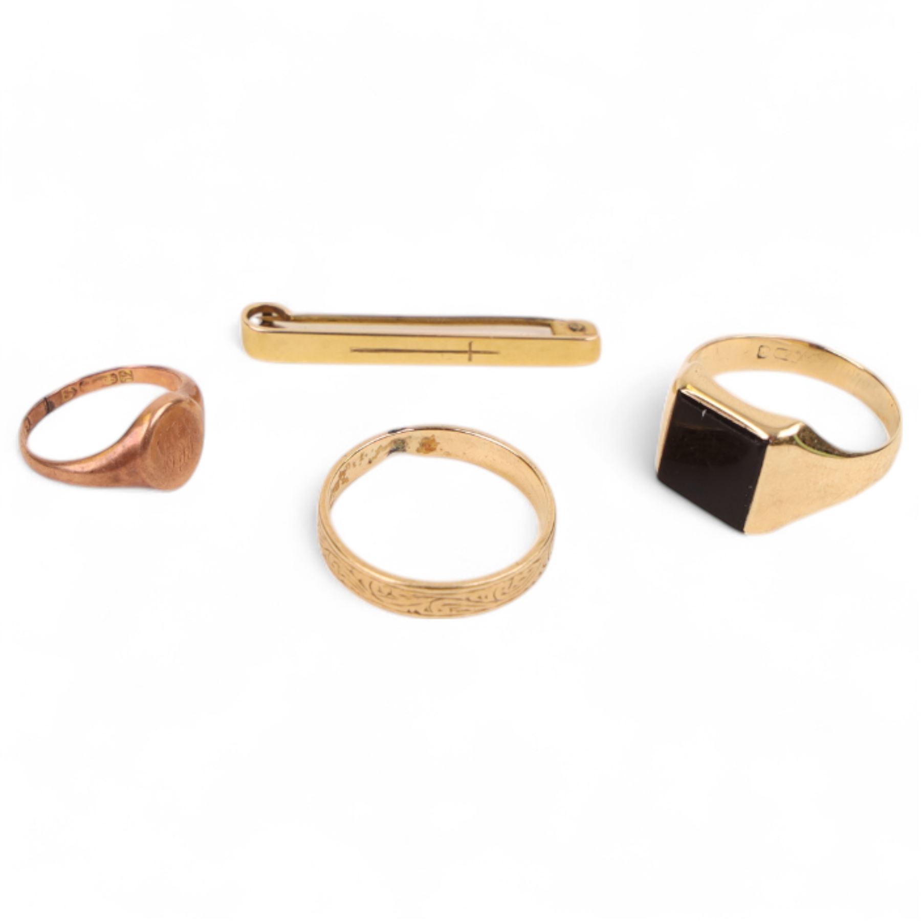 9ct gold jewellery, comprising bar brooch with engraved cross, onyx signet ring, rose gold signet ring and engraved wedding band, all stamped or hallmarked 
