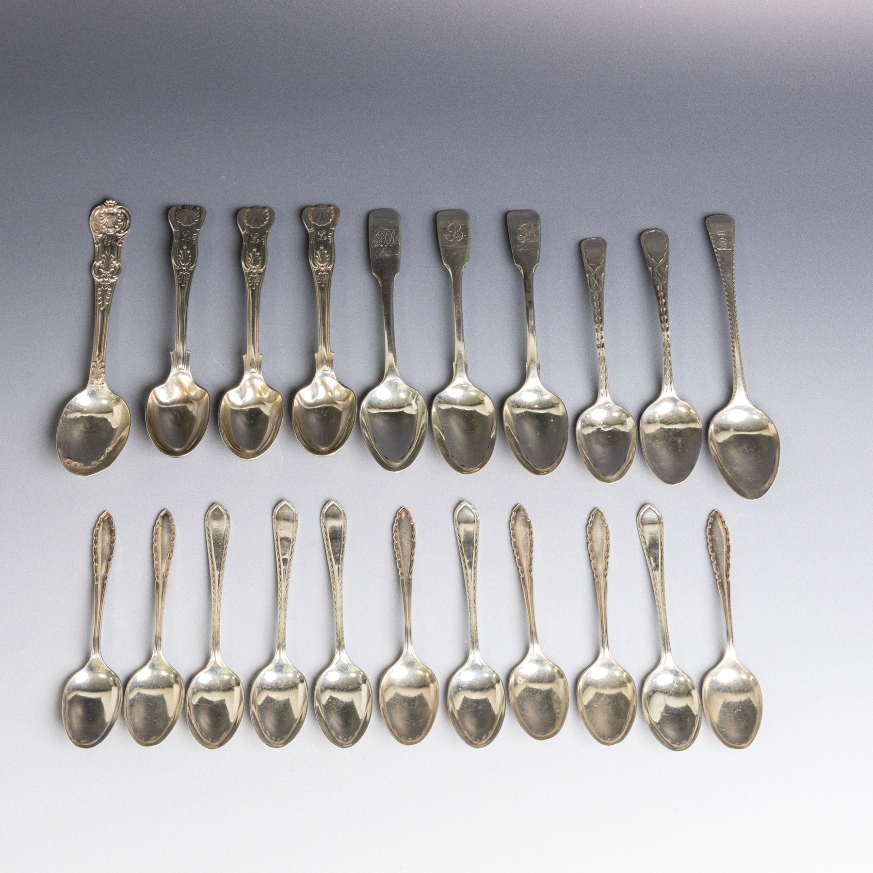 Twenty-one silver teaspoons, comprising set of six 1920s coffee spoons, set of three Kings pattern teaspoons, etc, all hallmarked