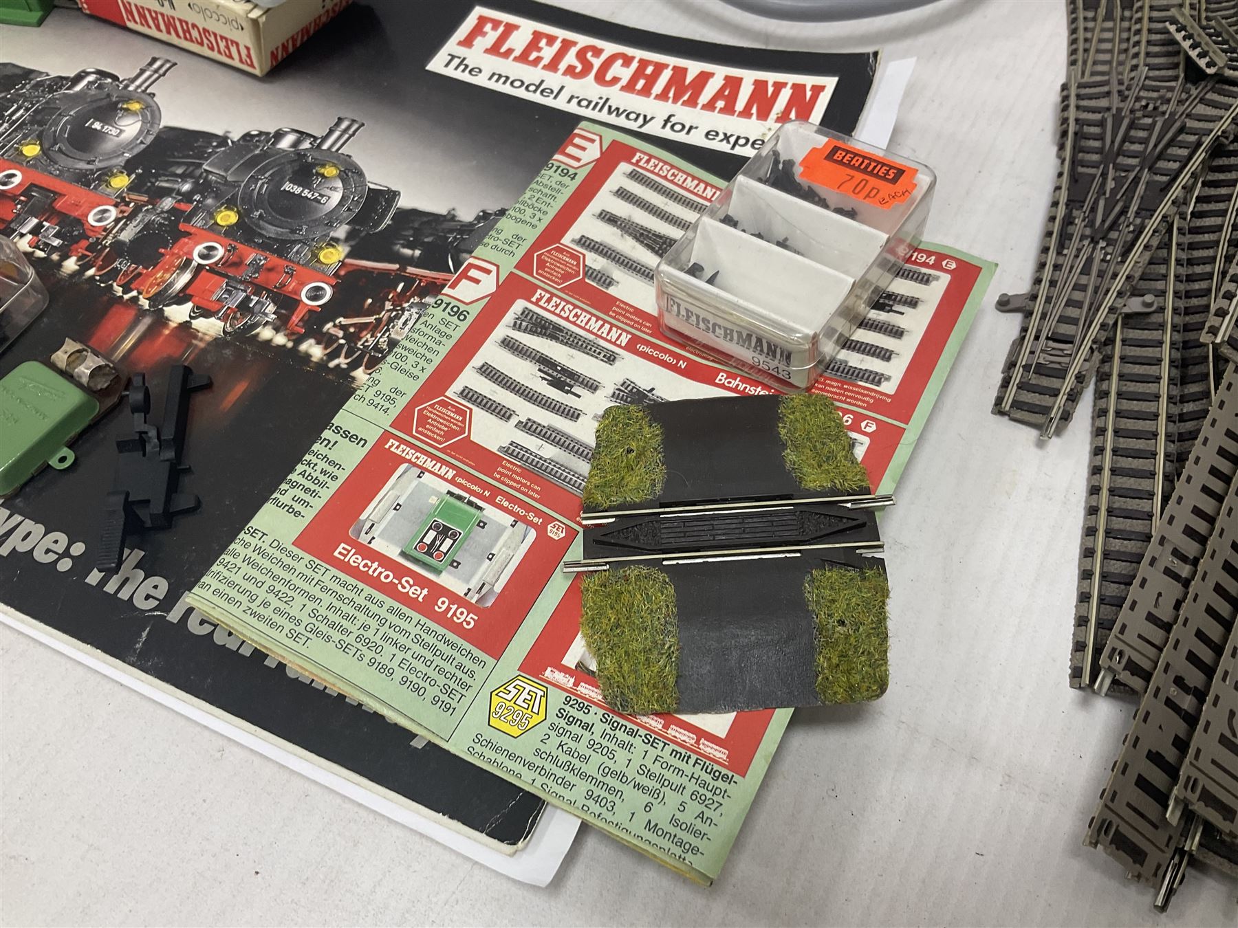 Fleischmann ‘N’ gauge - quantity of track, couplings, switches and accessories to include no.9481 Dump Car Unloader, two transformers and a mid 1980s Fleischmann catalogue 