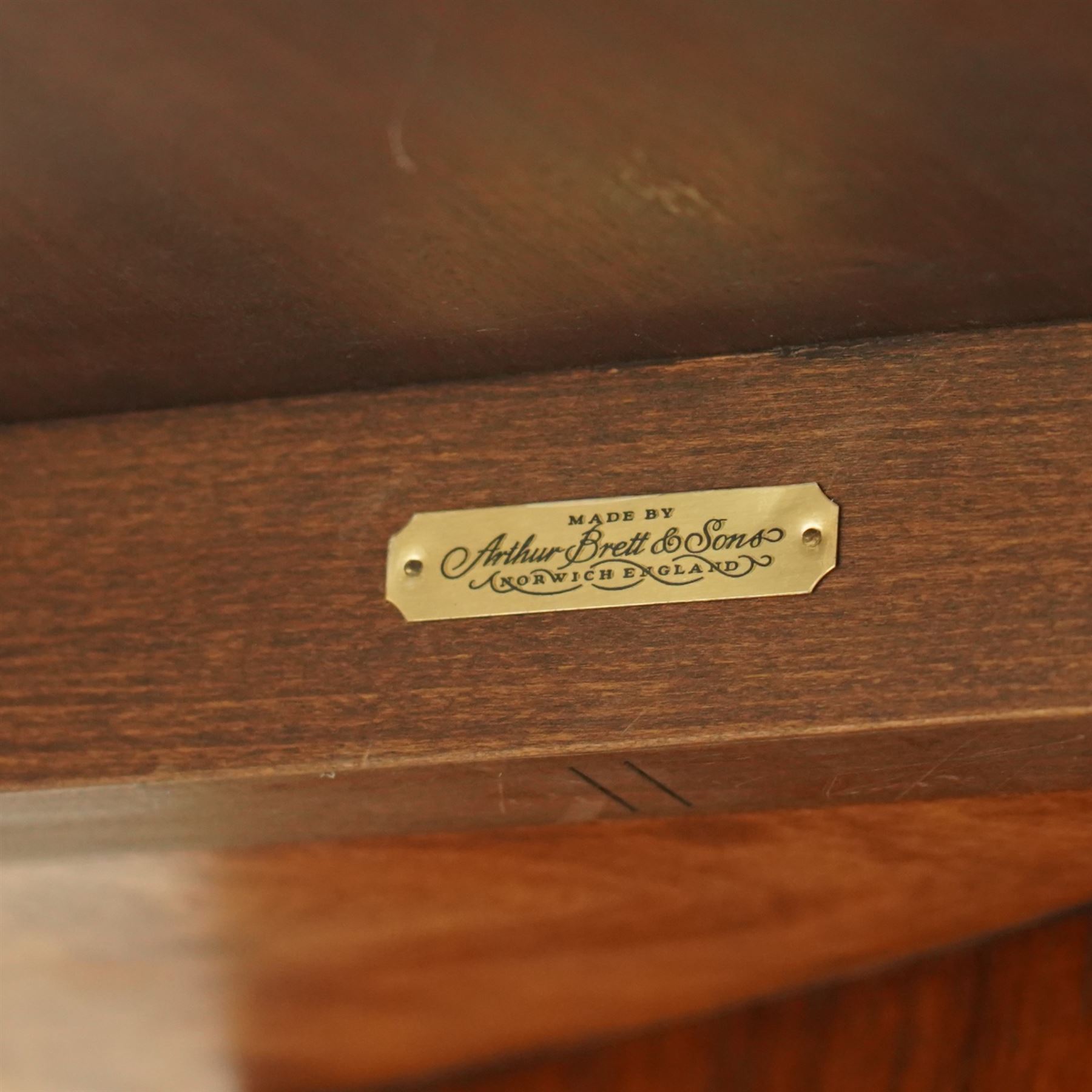 Arthur Brett & Sons - late 20th century twin pedestal dining table in the Second Empire style, the oval Amboyna burl veneered top, bordered with tulipwood crossbanding and delicate floral marquetry inlay, and rosewood crossbanded outer border within gilt gadrooned edge, over two mahogany triform pedestal bases with rosewood crossbanding and decorated with neoclassical marquetry of tied ribbons, leafy sprays, and scrolling acanthus decoration, raised on carved and gilded lion paw terminals on plinth bases, underside with maker's label