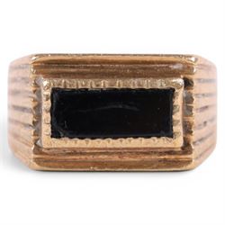 9ct gold single stone black onyx ring, hallmarked
