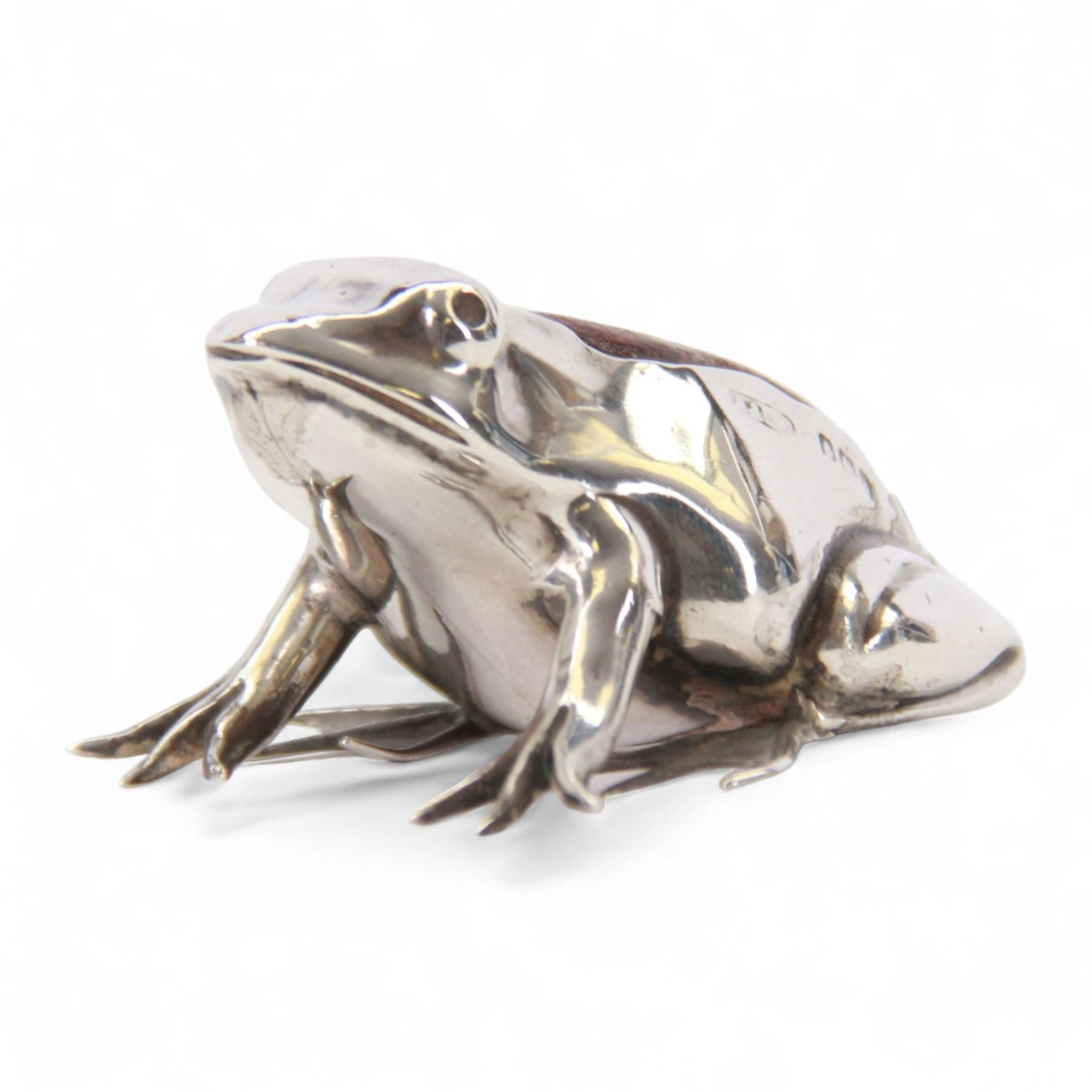 Edwardian silver novelty pin cushion, modelled as a frog, hallmarked Adie & Lovekin Ltd, Birmingham 1907, L6cm