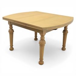 Edwardian light oak extending dining table, oval-ended rectangular top with panelled decoration and double line borders, draw-leaf extension action to 211cm long, on turned supports