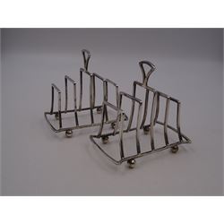 Pair of Art Deco silver five bar toast racks, each of graduating geometric form, with loop handle, upon four bun feet, hallmarked G Unite & Sons & Lyde Ltd, Birmingham 1928, H9cm
