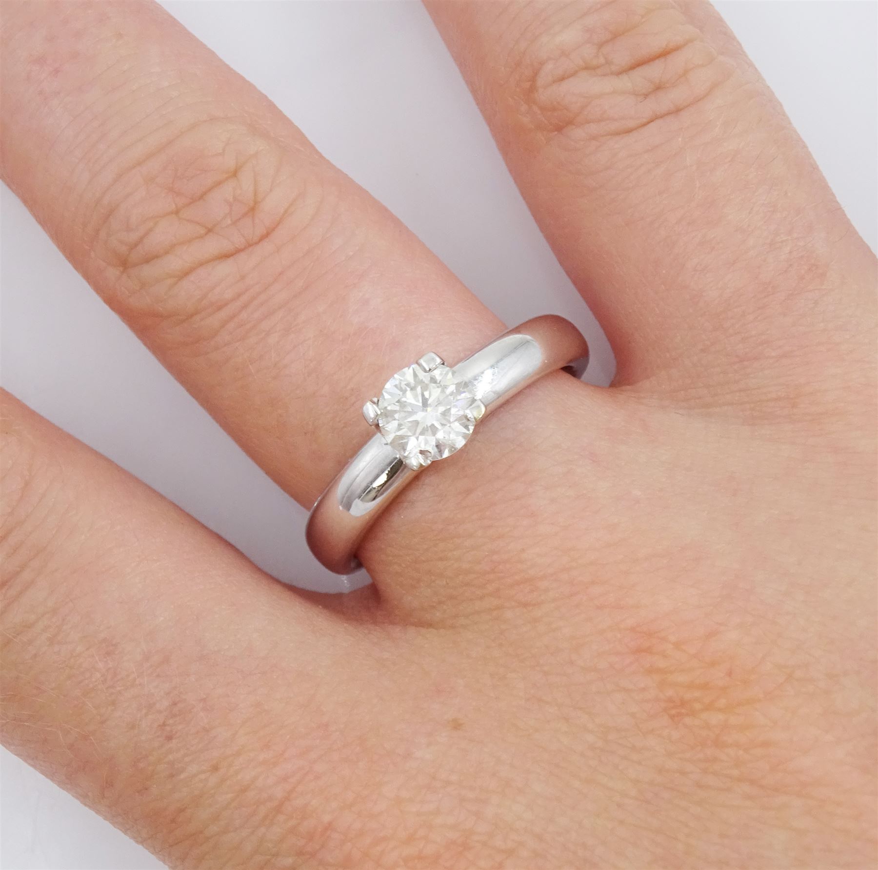 18ct white gold single stone round brilliant cut diamond ring, stamped 750, diamond 0.70 carat, with International Gemological Laboratories report