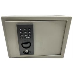 Electronic safe, with key
