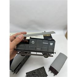 Thirteen kit built O gauge rolling stock models, including examples by Oakville Kits and Parkside Dundas, some boxed