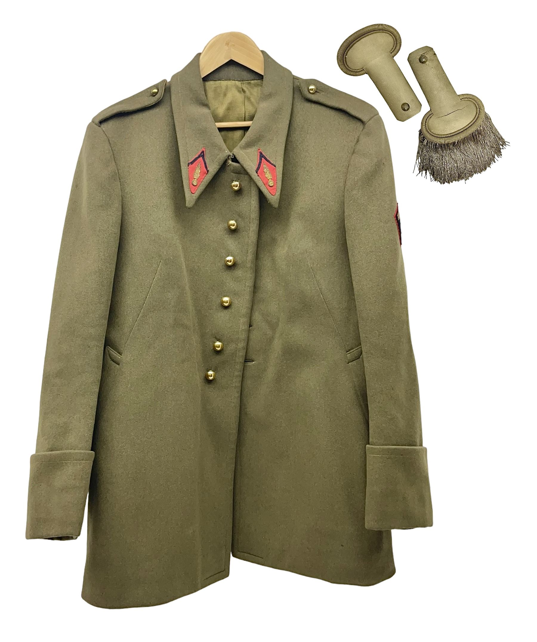 WW1 French pair of Coloniale Artillerie Epaulettes, plain gold colour, one with tassels; in open box bearing Ecole Saint Cyr label; together with WW2 French Artillery Officer's greatcoat; bears label 'P. Vauclair 40 Boul. du Montparnasse Paris (inscribed to) Mr. Babin Le 17/4/40 No.674' (2)
