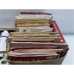 Del Prado Dolls House Step-by-Step Guide: Issues 1-110 (lacking 54,63,76,77 & 105); quantity of dolls house catalogues and booklets; and quantity of dolls house furniture and accessories