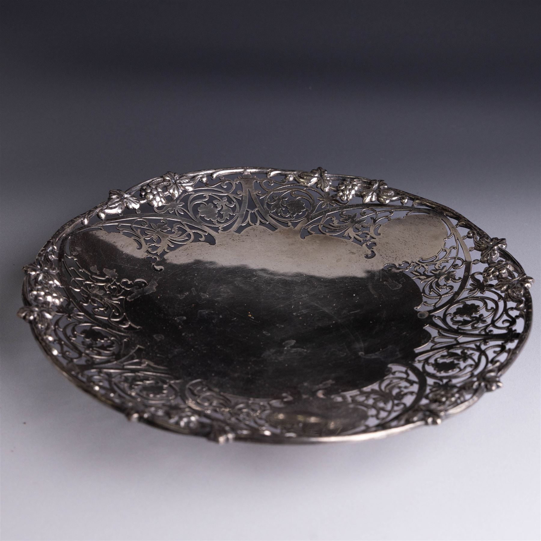 Mid 20th century silver dish, of circular form with pierced fruiting vine decoration, hallmarked Sheffield 1964, maker's mark SJR, D20.5cm