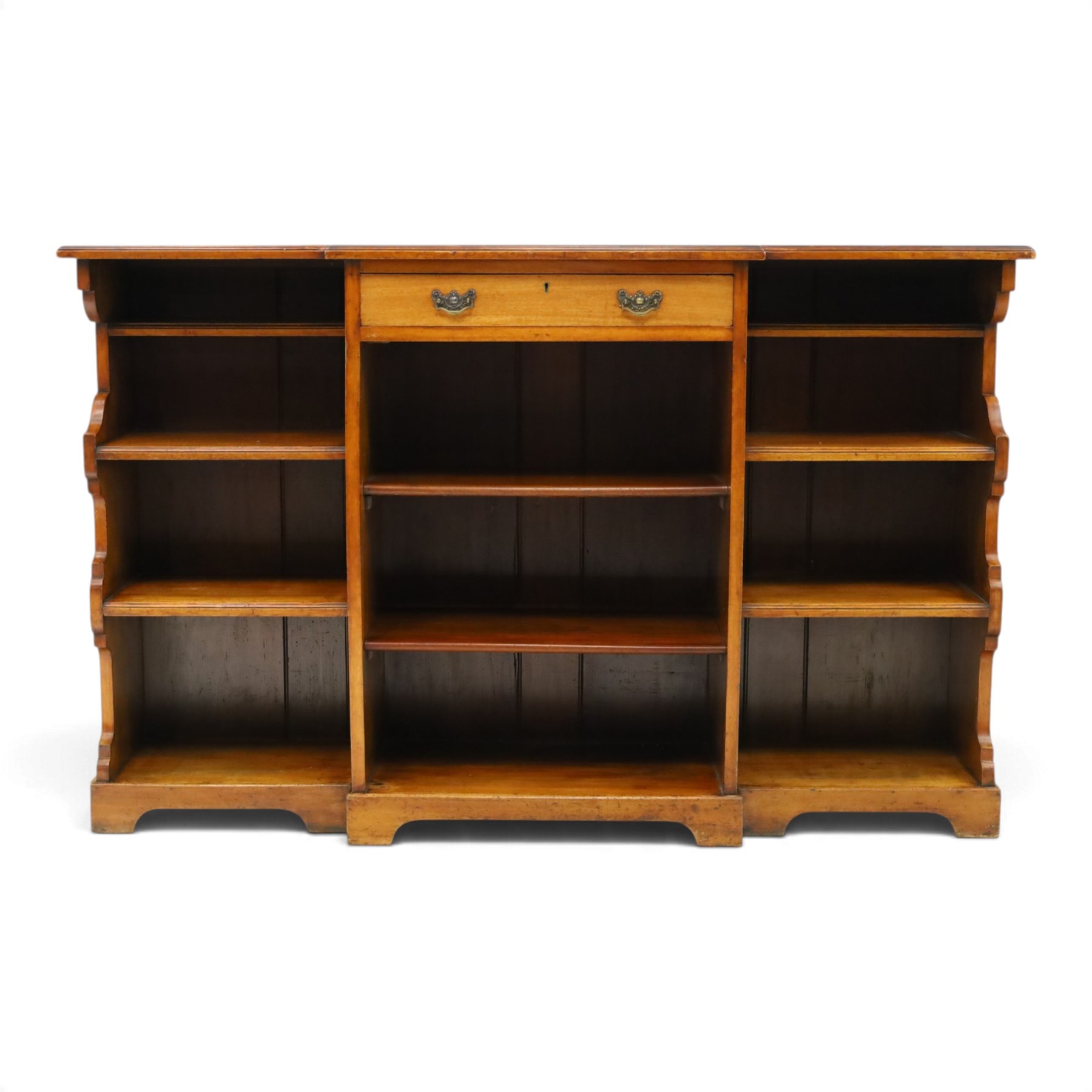 Early 20th century mahogany breakfront open bookcase, the shaped rectangular top with moulded edge, fitted with single frieze drawer over to open shelves, flanked by two shelves to each side with shaped uprights, on bracket feet