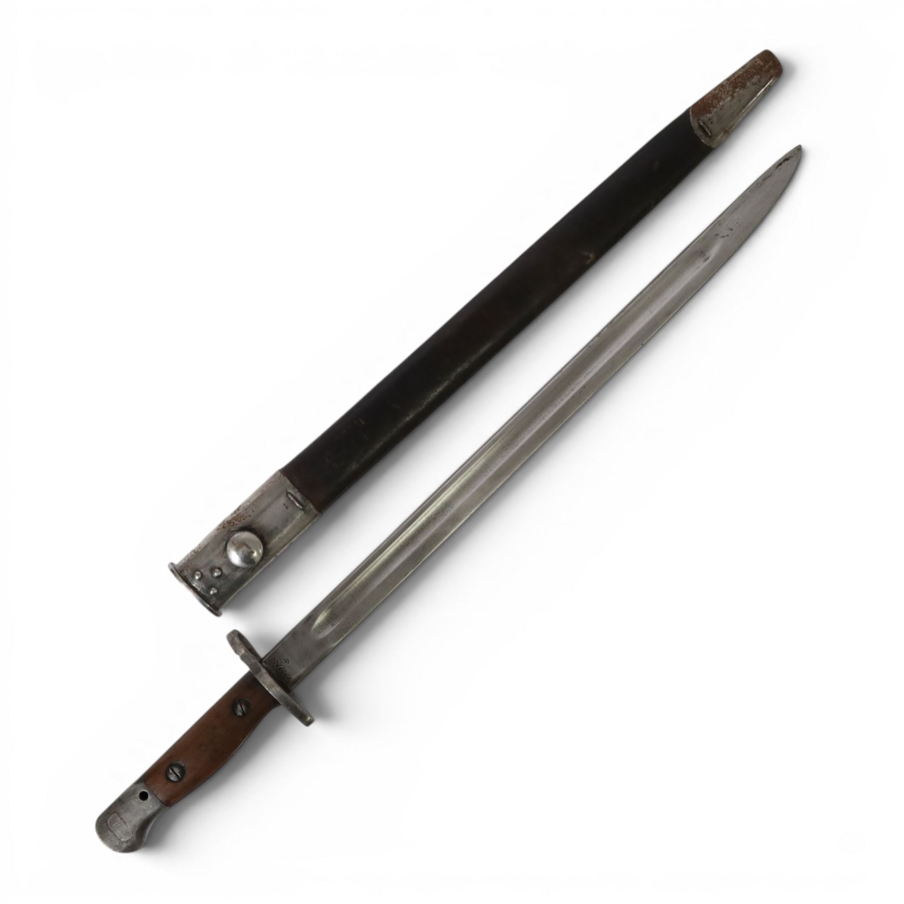 Lee Enfield SMLE Rifle Bayonet, 1907 pattern, with leather scabbard, L57cm 
