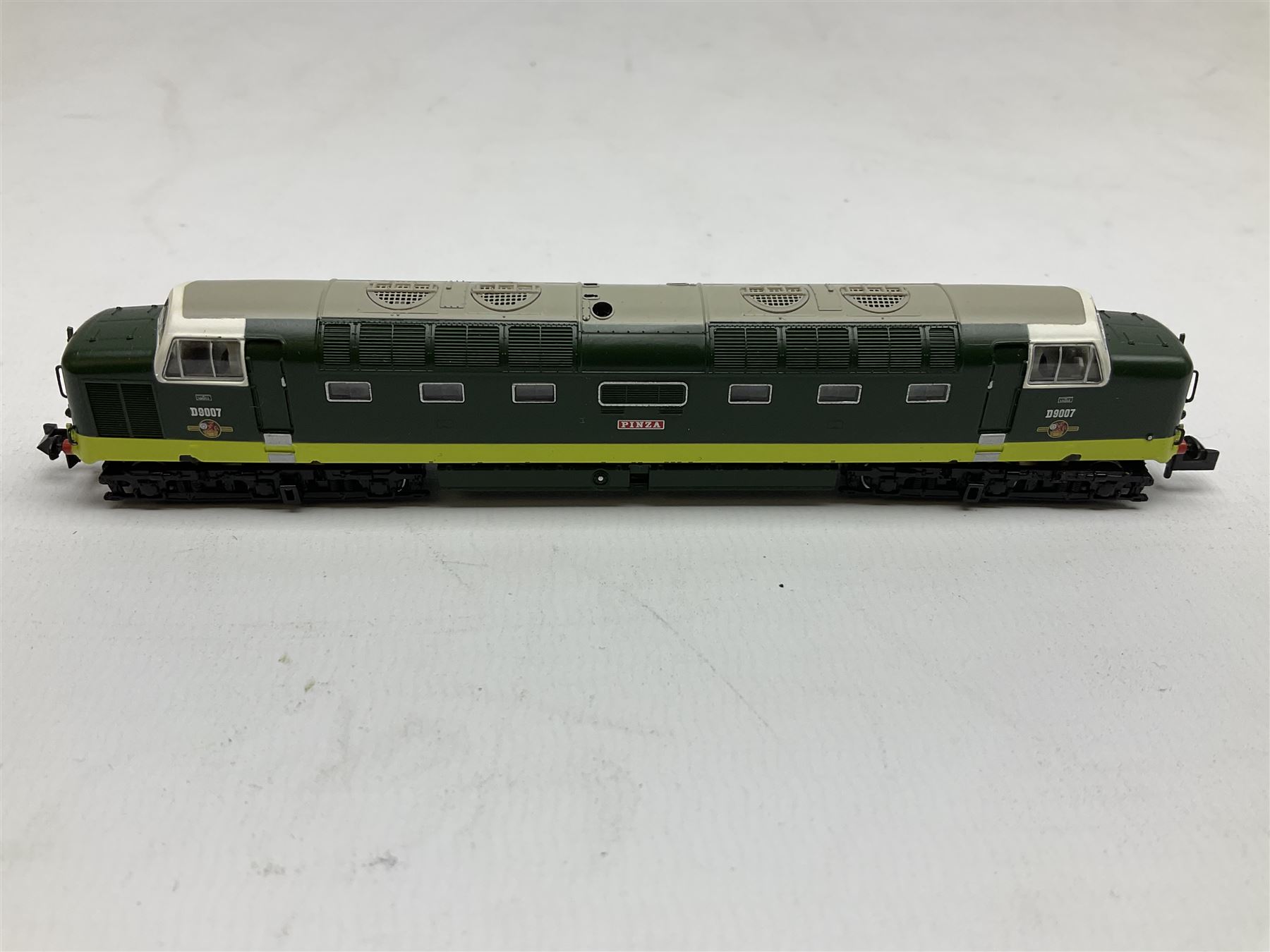 Graham Farish by Bachmann 'N' gauge - Class 47/0 locomotive no.D1779 and Class 55 Deltic locomotive no.D9007 (2)