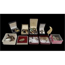 15ct gold brooch, 9ct gold jewellery, including rope twist chain links, single hoop earrin...