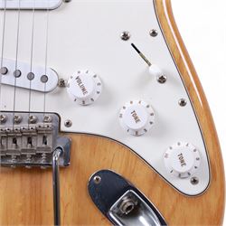 Fender Stratocaster electric guitar, serial no. MN8110169 made in Mexico c. 1998, with natural body, maple neck, three pickups, three control dials and five way selector switch, L99cm 