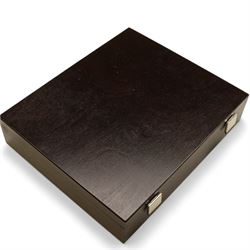 Mostly commemorative coinage, including various Queen Elizabeth II crowns, The Royal Mint United Kingdom 1999 silver proof five pounds, Canada 1999 one ounce fine sliver five dollars, Bermuda 2000 two dollars, Guyana 2000 two-thousand dollars, New Zealand 2000 ten dollars etc, housed in a coin display case and loose