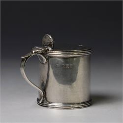 1920s silver two piece cruet set, comprising mustard pot and open salt, of plain cylindrical form, hallmarked Charles S Green & Co Ltd, Birmingham 1927, mustard pot H4cm