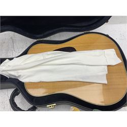 Santa Cruz Guitar Company acoustic guitar No.D2243 with Richard Hoover label L103cm; in hard carrying case