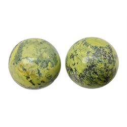 Pair of green serpentine spheres, D6cm