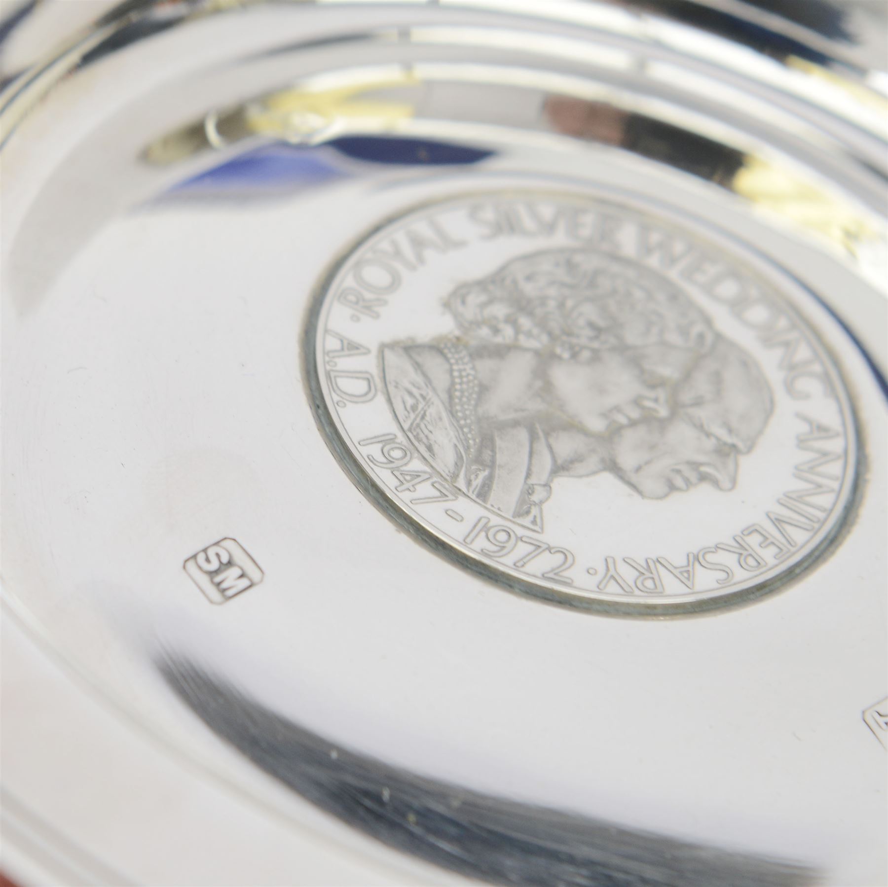 Pair of modern silver Queen Elizabeth II Silver Wedding Anniversary commemorative dishes, both hallmarked Silverware Manufacturers Ltd, London 1973, both within fitted cases 