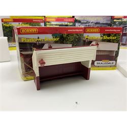 Hornby '00' gauge - nineteen Skaledale trackside buildings/accessories including R8542 Holly Farm Workshop, R9671 GWR Water Column and Crane, R8716 Upper Skaledale Main Building, R8657 Roundabout, R8993 Water Cleansing Tank, R8709 Fuel Oil Tanks, R8741 Purifiers, R9531 Magna Waiting Room etc; all but one boxed (19)