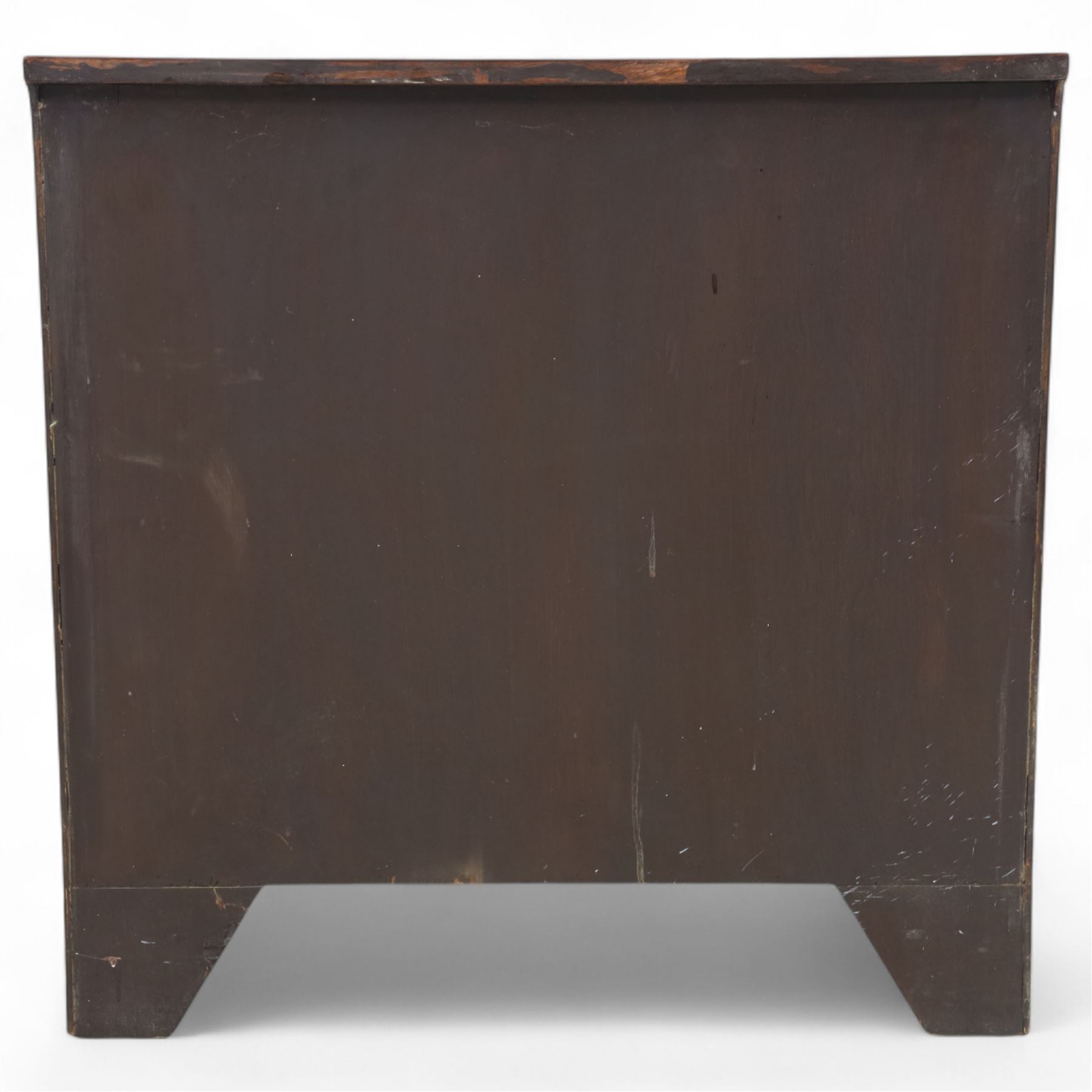 Early 20th-century Georgian design mahogany serpentine chest of drawers, rectangular-shaped top over a brush slide, and four long graduated drawers with brass swan neck handles, serpentine-shaped apron, raised on splayed front feet 